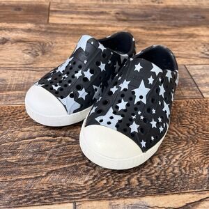 Native Jefferson  Slip On Shoes Size  C6  Youth Kids  Black Stars Sandals